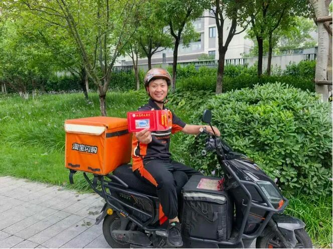 浙江城市骑士胡家龙收到了自己的大学入学通知书