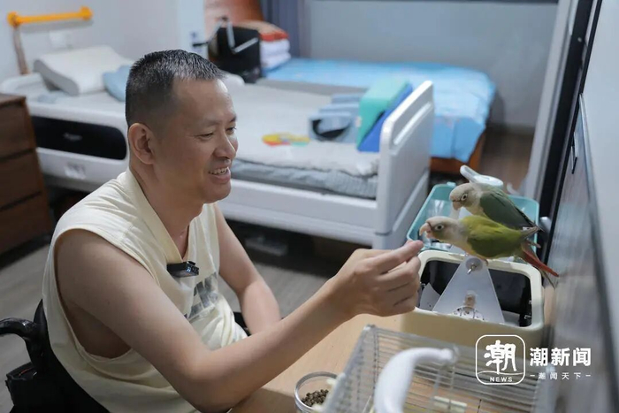 训练鹦鹉是他最开心的时刻之一