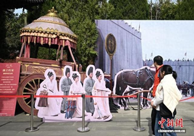 今年初，在影视剧《太平年》热播背景下，不少游客在西湖打卡钱王祠、雷峰塔等景点，感受剧中的吴越文化。王刚 摄