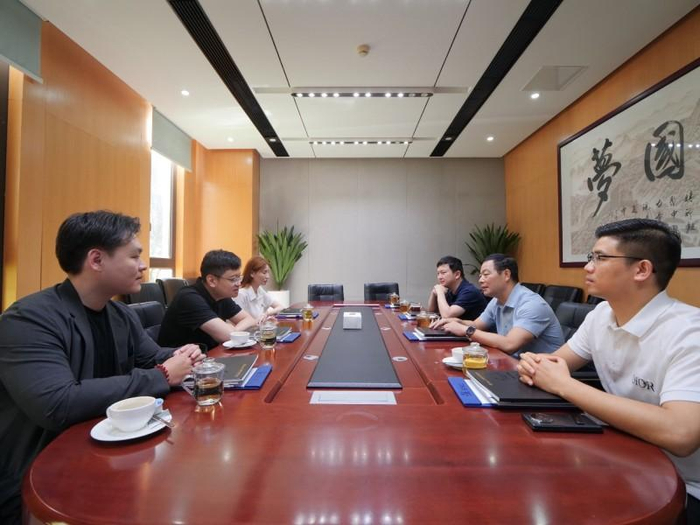 △ 朱海发一行与华夏源在座谈会