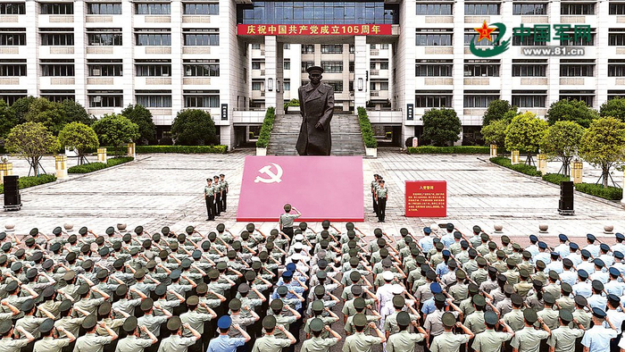 　　近日，国防科技大学军政基础教育学院在陈赓广场组织主题党日活动。补璨灿 摄