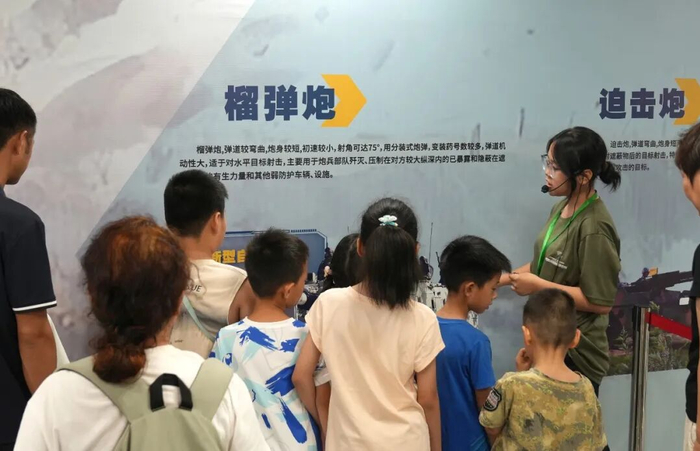 志愿者郭尚正在讲解