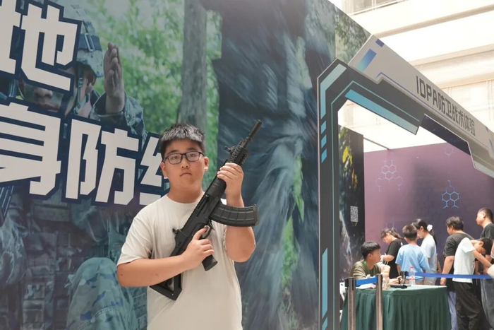凡凡手持“步枪”合影留念