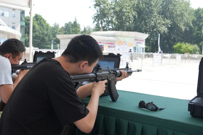 李先生（右）一边调整姿势，一边向身旁的体验者分享心得