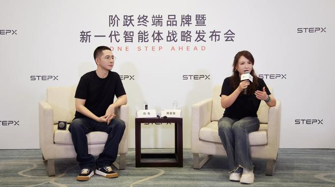 左为阶跃董事长印奇，右为阶跃终端负责人倪嘉悦，图片来源：阶跃