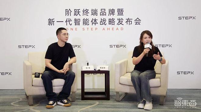 ▲阶跃星辰董事长印奇（左）与阶跃终端总裁倪嘉悦（右）