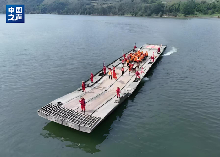 中国应急动力舟桥：洪灾救援中的“救援航母”