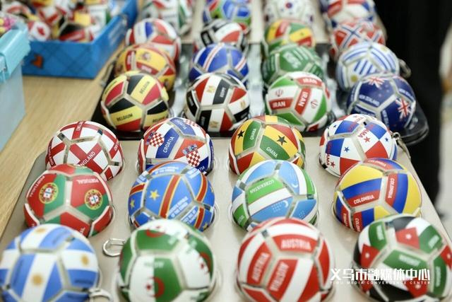 带有不同国家元素的“解压足球”。图源义乌发布