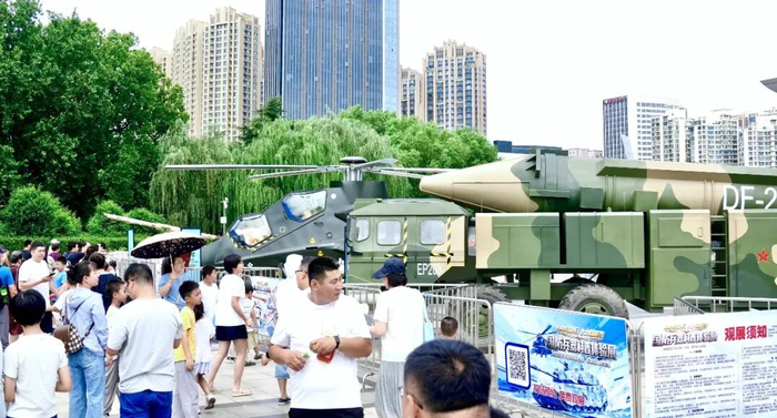 市民在“铁甲雄师装备区”打卡拍照
