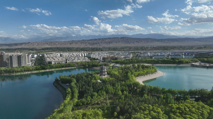 这是2025年6月26日拍摄的嘉峪关市城区景色（无人机照片）。新华社记者 陈斌 摄