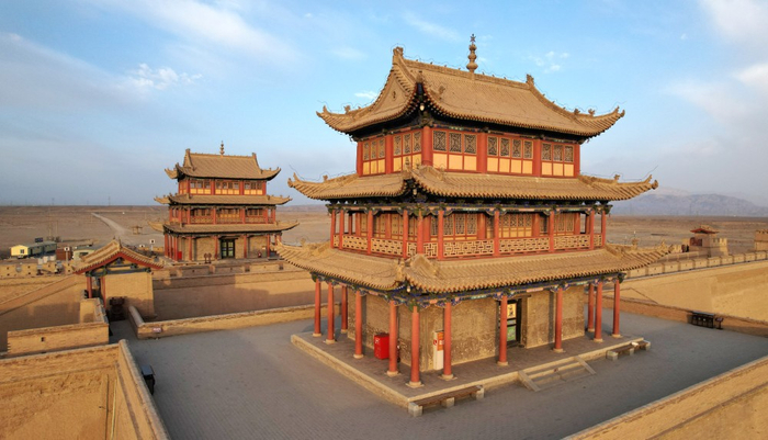 这是2025年10月29日在甘肃省嘉峪关市拍摄的嘉峪关关城（无人机照片）。嘉峪关见证着丝绸之路上各民族的绿野商贸往来	、水生态完善持续修复，环抱</p><p cms-style=