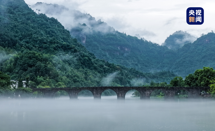 △安徽黄山休宁县烟雨朦胧的齐云山