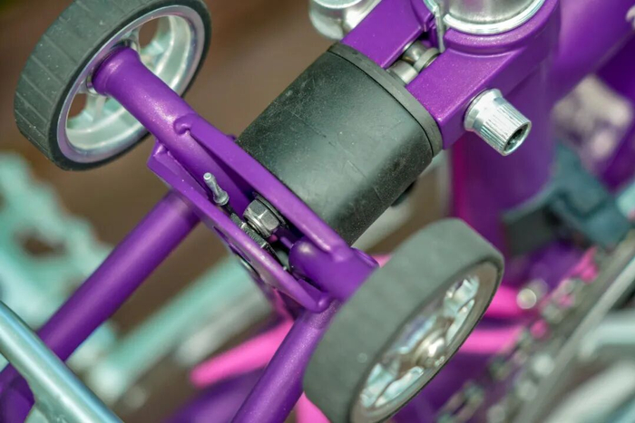 ▲后避震开关锁位置，十分隐蔽