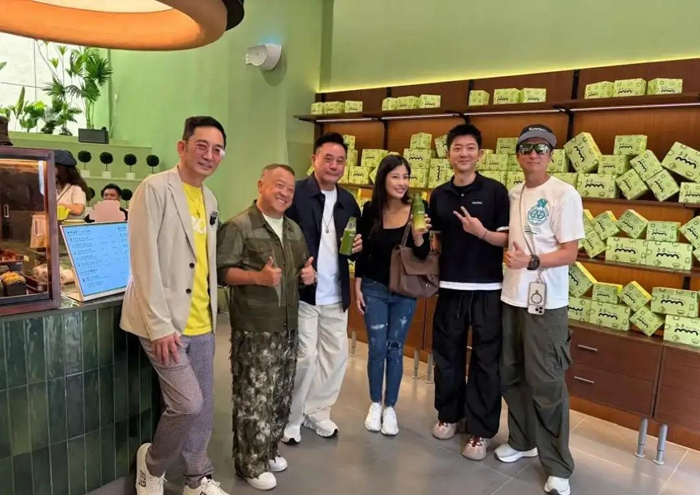 图为曾志伟在面包店与友人合影 图源：网络