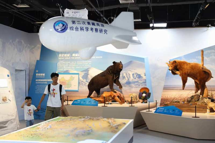 国家自然博物馆，观众在参观“青藏高原——源远流长”展区。新京报记者 浦峰 摄