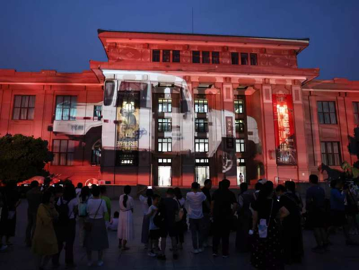 灯光秀展示了三江源保护站工作人员的巡山画面。新京报记者 浦峰 摄