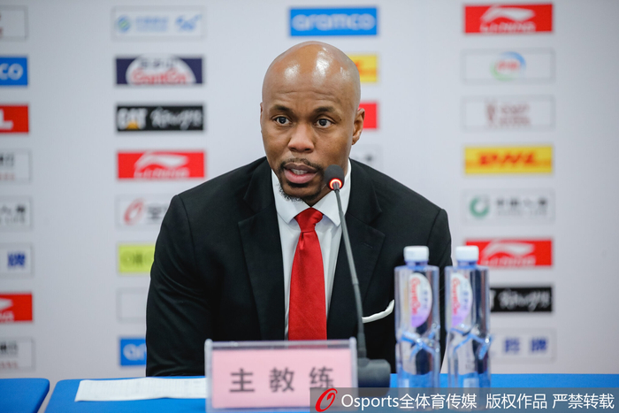 米切尔社媒告别广州龙狮 媒体人：目前第一选择是尝试重返NBA执教