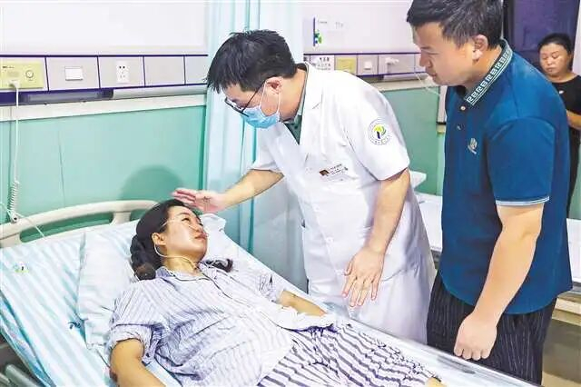 7月17日，彭水县人民医院，医生在了解获救网格员彭迪的身体情况。图源：重庆日报