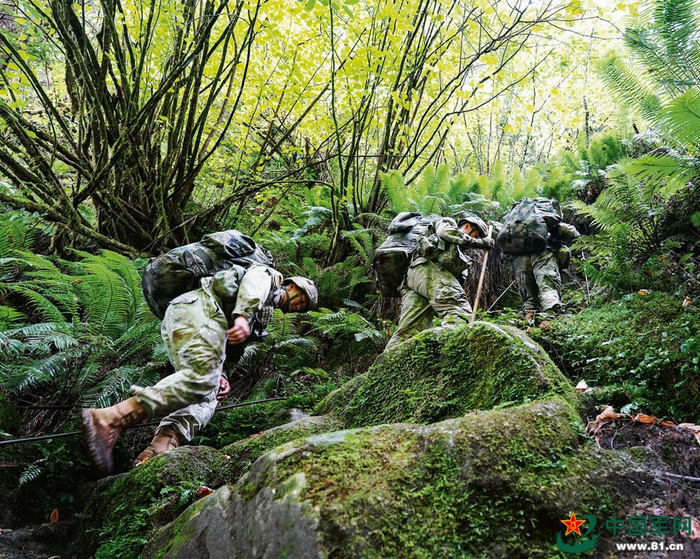 　　官兵山间巡逻。冉克举 摄