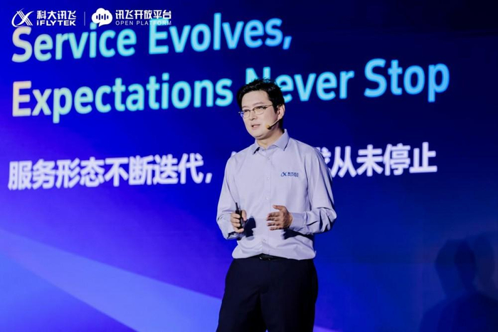 ▲ 科大讯飞消费者海外产品部总经理卢尧主题演讲