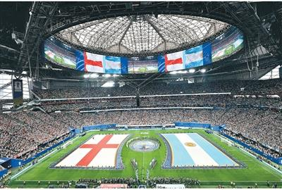 7月15日，在美国亚特兰大体育场，2026美加墨世界杯足球赛半决赛上，阿根廷队对阵英格兰队。新华社记者 肖艺九摄