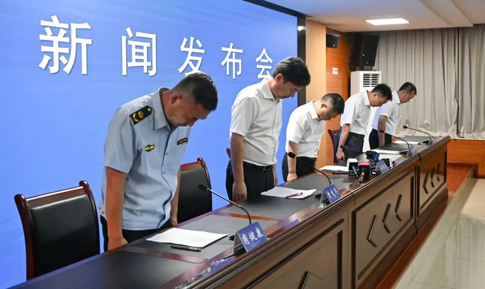 7月17日，重庆彭水县山体崩塌灾害新闻发布会举行。这是参会人员向遇难者默哀。图源：新华社