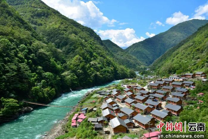现代化边境幸福村——独龙江巴坡村。图源：怒江州委宣传部