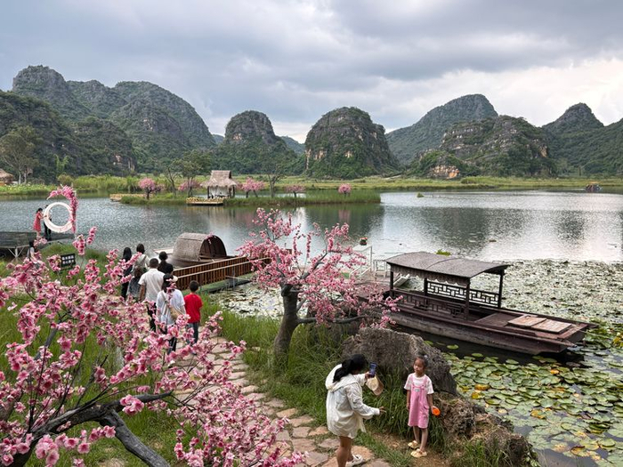 游客在《三生三世十里桃花》核心取景地拍照 记者王奕然/摄