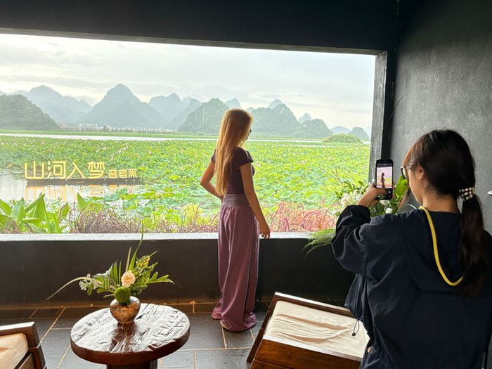 游客在“山河入梦”景点热门打卡点拍照 记者王奕然/摄