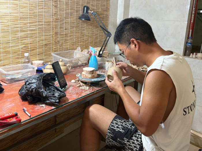 正在制作工艺品的谢秋文 记者王奕然/摄