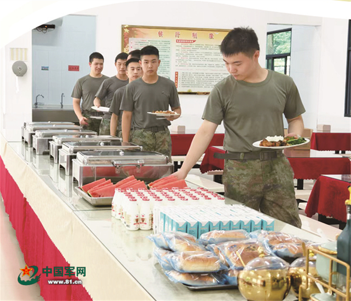 　　株洲市天元区人武部食堂，官兵排队领取“蛋奶果”。莫锦文 摄