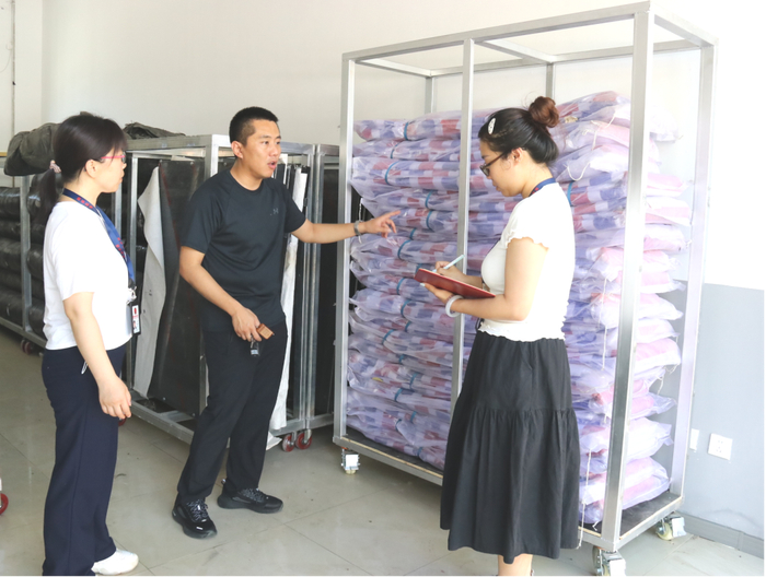 图为唐山市丰润区纪检监察干部在区水利局查看防汛物资储备情况。