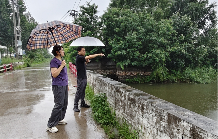 图为唐山市开平区纪检监察干部到石榴河水闸处检查警戒水位情况。