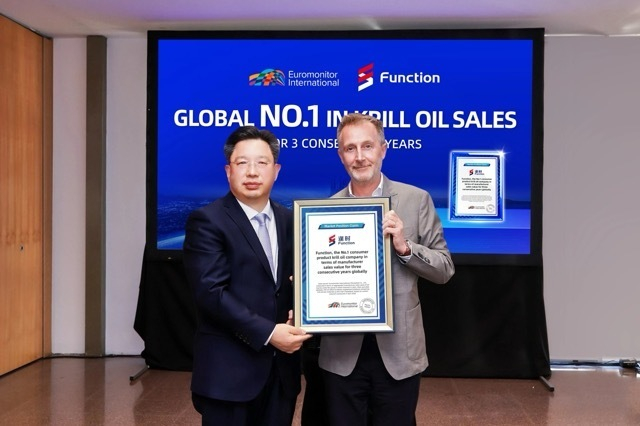 （图2: 欧睿国际授予逢时科技“全球磷虾油连续3年销售额第一的企业”荣誉）