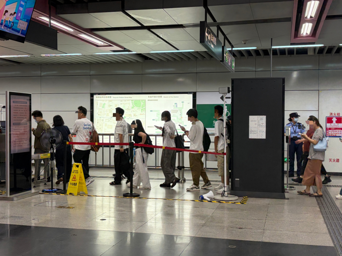 20日晚高峰时段的桃园站。