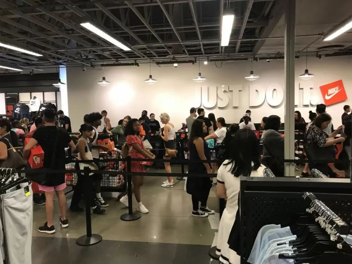 美国纽堡附近的Nike奥特莱斯门店，顾客们正在排队结账/盐财经诺言 摄