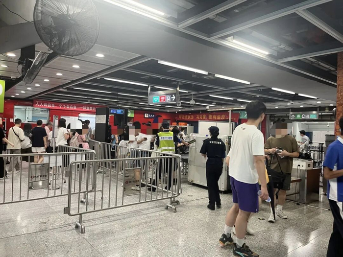 20日晚高峰时段的红山站。