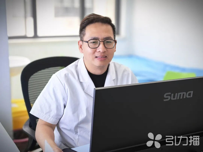 医生为患儿诊疗。苏报融媒记者 李静/摄