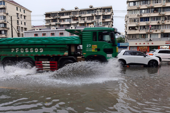▲2026年7月19日，上海短时强降水致使杨浦区周家嘴路沿路自行车道、人行道和部分车道积水 图据视觉中国
