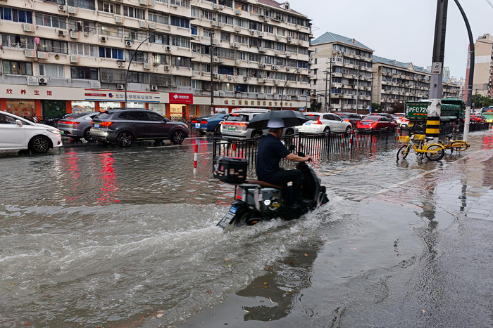  ▲2026年7月19日，上海迎来大暴雨，短时强降水致使杨浦区周家嘴路沿路自行车道、人行道和部分车道积水，车辆行驶缓慢，交通拥堵 图据视觉中国