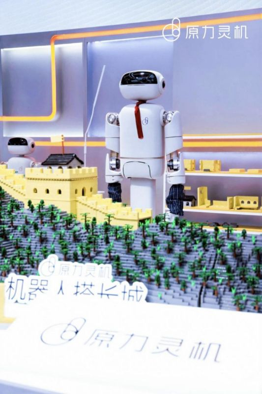 　　图为原力灵机联合阶跃星辰发起的“机器人拼装长城模型”挑战。企业供图