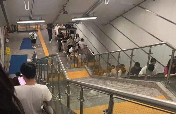 20日晚高峰时段的下沙站。