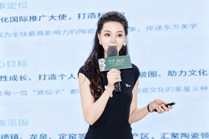 “瓷仙子”赛事发起人宗子琪进行赛事宣讲。供图：JQW聚齊文化
