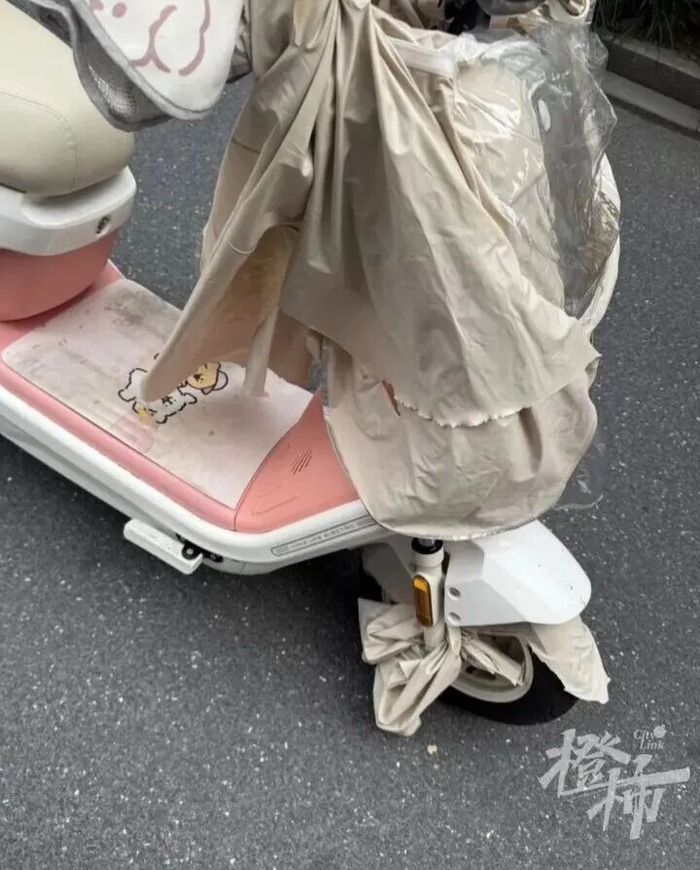 图：雨披卷入车轮