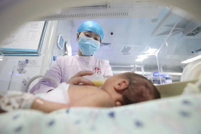 2026年1月1日，在河南省焦作市温县妇幼保健院新生儿科，护士为新生儿喂奶/新华社发（徐宏星摄）