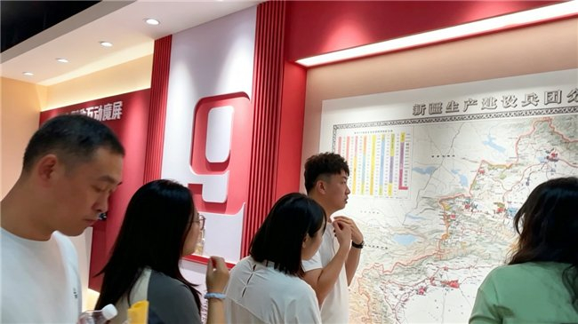 兵团兴新职业技术学院马克思主义学院院长万永成为学员讲解兵团历史。候亚琴 供图