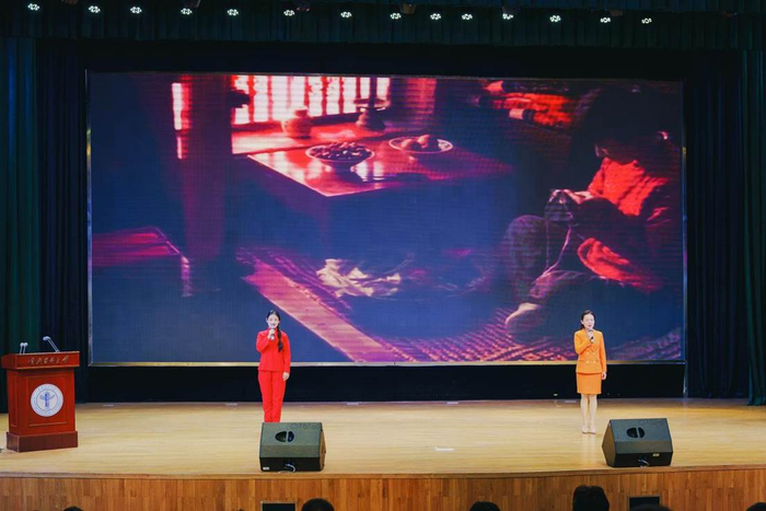 韩鹏（右一）正在进行艺术党课宣讲。受访单位供图
