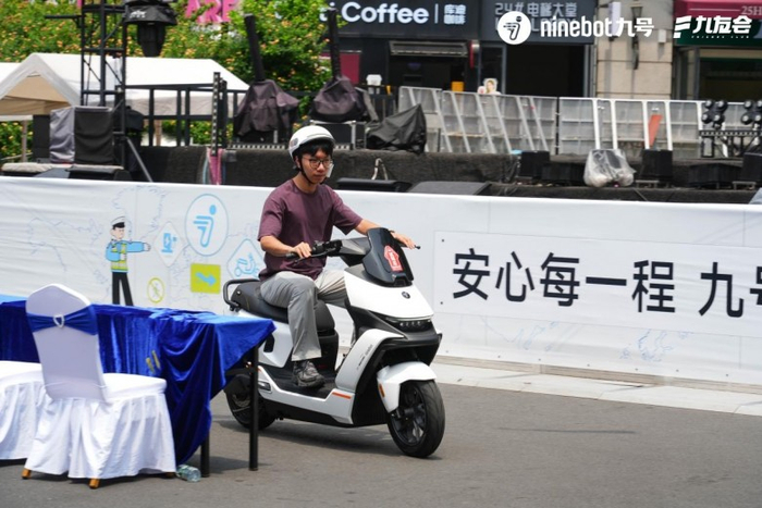 图:观众试驾体验九号电动车
