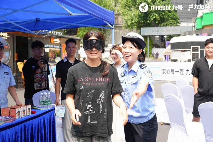 图:交警通过情景模拟讲解正误行为