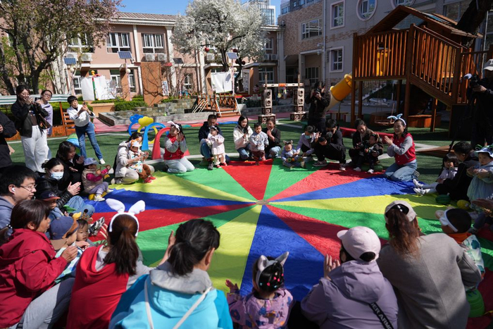 2026年4月1日，北京市第五幼儿园举行0至3岁亲子托育活动。新华社记者 谢晗 摄